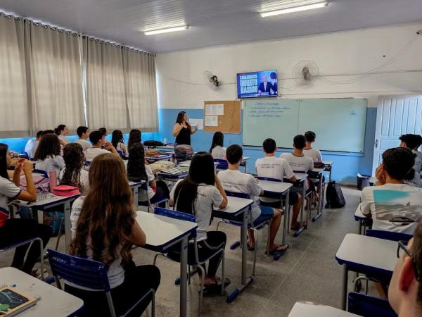Governo de MG abre concurso com quase 14 mil vagas para educação básica e salários de até R$ 6,9 mil
