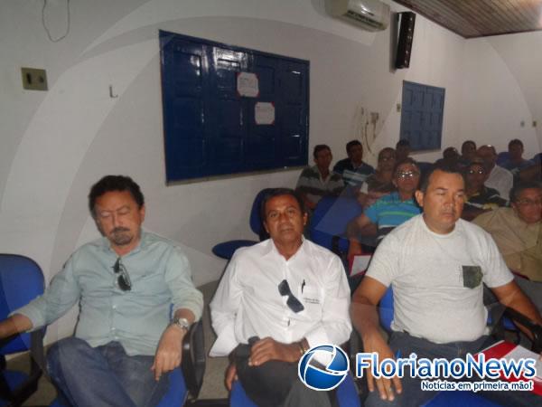 Entidades participam de reuni&atilde;o sobre programa seguro safra.(Imagem:FlorianoNews)