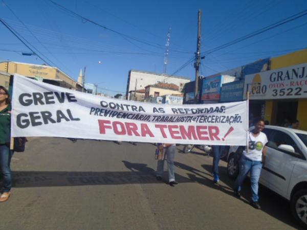 Manifesta&ccedil;&atilde;o contra reformas trabalhista e previdenci&aacute;ria toma ruas de Floriano.(Imagem:FlorianoNews)
