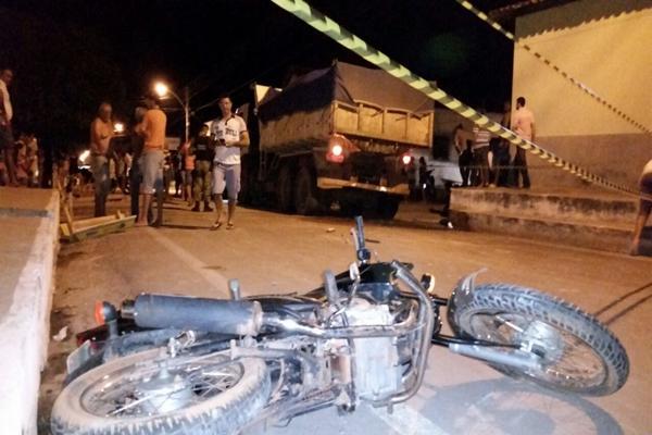 Motociclista de 26 anos é esmagado por caminhão em Altos