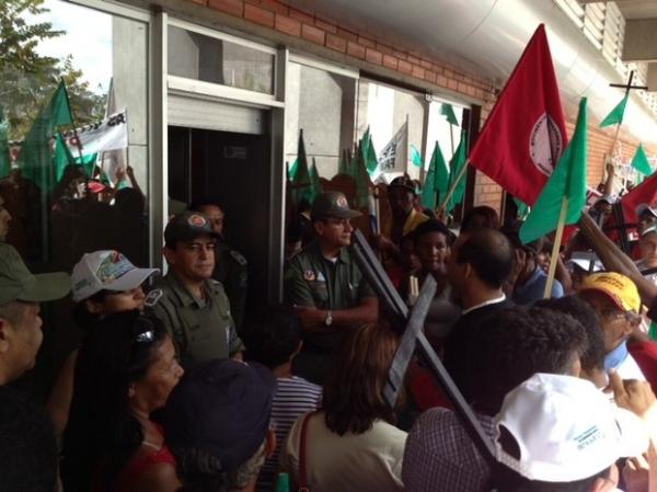 Manifestantes fixam cruzes em frente a Assembleia Legislativa do Piauí