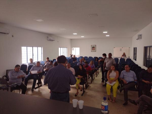 Prefeito de Floriano reúne equipe de secretários para alinhar metas e apresentar projetos em reunião