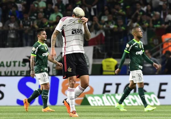  Pedro, do Flamengo, encobre rosto ap&oacute;s sentir g&aacute;s de pimenta: &uacute;ltimo jogo como titular.(Imagem:Marcos Ribolli )