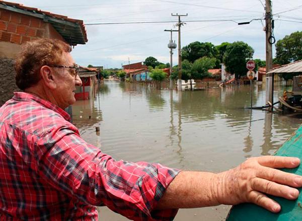 Em Parnaíba, 300 casas são atingidas com chuvas e prefeitura faz plantão