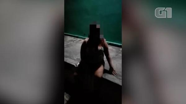 V&iacute;tima de agress&atilde;o sentada na cal&ccedil;ada de delegacia fechada no Piau&iacute;.(Imagem:Arquivo Pessoal/Sargento Jos&eacute; Lu&iacute;s)