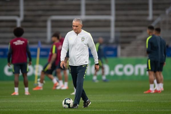 Após críticas de Messi e Suárez, Tite vai conferir gramado da Arena do Grêmio
