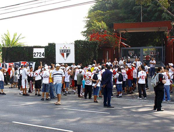 Torcedores fazem protesto na porta do CT do São Paulo