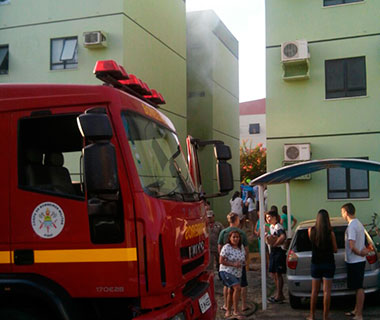 Prédio é evacuado após quarto de apartamento incendiar em Teresina