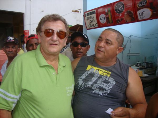 Dia de feira tamb&eacute;m &eacute; dia de Campanha Politica(Imagem:Amarelinho)