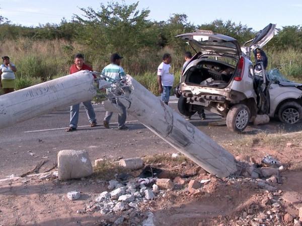 Jovem morre e outro fica ferido após carro colidir contra poste em Teresina