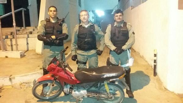 PM recupera motocicleta roubada e prende dois suspeitos em Floriano.(Imagem:Divulgação/PM)
