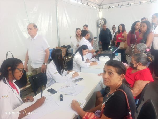 Secretária Caroline Reis destaca estrutura da Carreta da Oftalmologia e início de cirurgias de catarata em Floriano.(Imagem:FlorianoNews)
