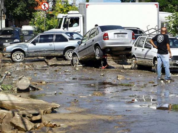 Forte corrente de detritos invadiu estabelecimentos, arrastou ve&iacute;culos e feriu pessoas(Imagem:Pablo Jacob/Ag&ecirc;ncia O Globo)