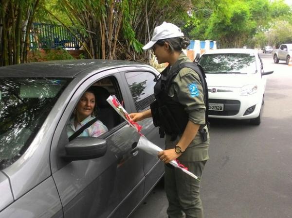 PM distribui flores em blitz e feirantes ganham sandálias de empresária