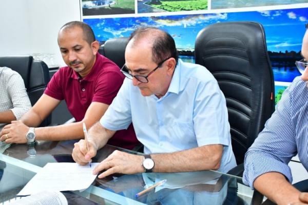 Prefeito Ant&ocirc;nio Reis assina duas ordens de servi&ccedil;o para obras nas &aacute;reas de sa&uacute;de e mobilidade urbana.(Imagem:Secom)