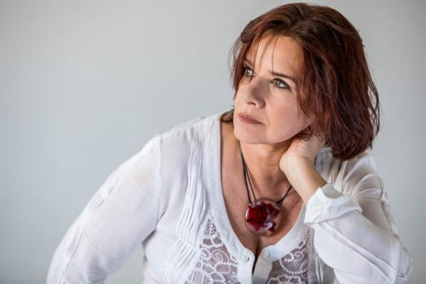 Maria Rita Stumpf harmoniza etnias no tom humanista do álbum ´Inkiri om´