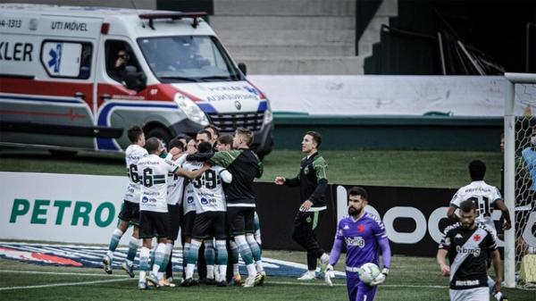 Pikachu comete pênalti infantil no fim, e Coritiba bate o Vasco no Couto Pereira