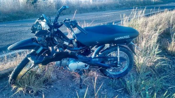 Colis&atilde;o entre carro e motocicleta na BR 135 deixa duas mulheres mortas.(Imagem:PRF)