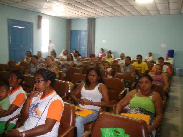 Participa&ccedil;&atilde;o de Agentes de Sa&uacute;de na capacita&ccedil;&atilde;o, a proposta &eacute; orientar os agentes no intuito de ajudar as pessoas que sofrem com a viol&ecirc;ncia na familia ou no tr&acirc;nsito(Imagem:Amarelinho)