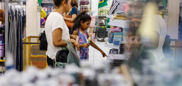 Bancos e lojas voltam a funcionar a partir do meio-dia