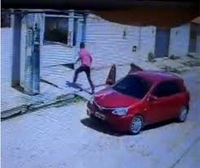 Criminosos abordam empresário na porta de casa e roubam R$ 8 mil