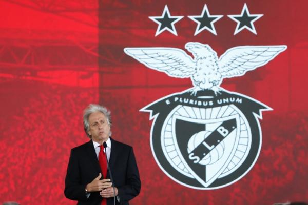Jorge Jesus é apresentado no Benfica e se emociona ao falar do Flamengo: "Vim ganhar menos dinheiro"