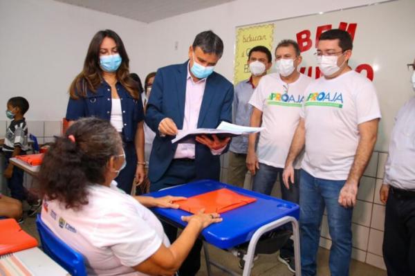 W.Dias visita primeira turma do programa que vai alfabetizar 200 mil pessoas