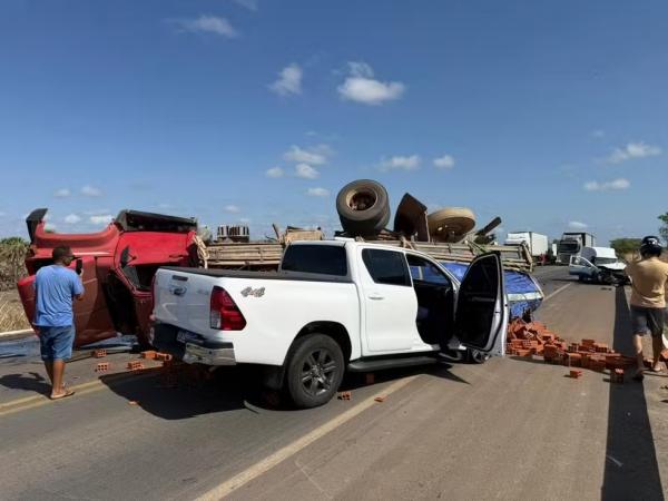 Acidente com secretário de cultura do Piauí: carro é atingido por caminhão na BR-343