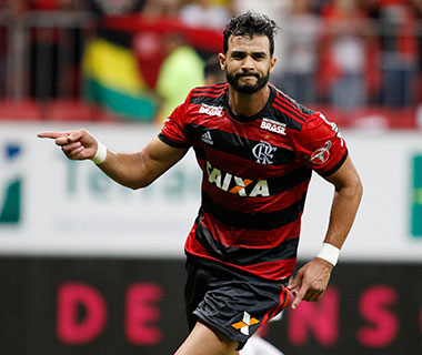 Flamengo tenta recuperar Henrique Dourado durante pausa da Copa
