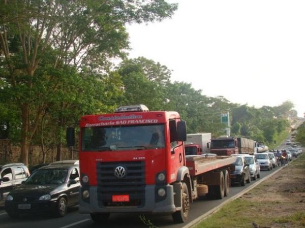 Colisão deixa trânsito congestionado na Avenida João XXIII em Teresina