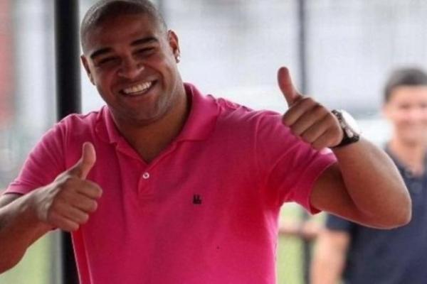 Adriano Imperador admite planos de voltar aos gramados em 2018