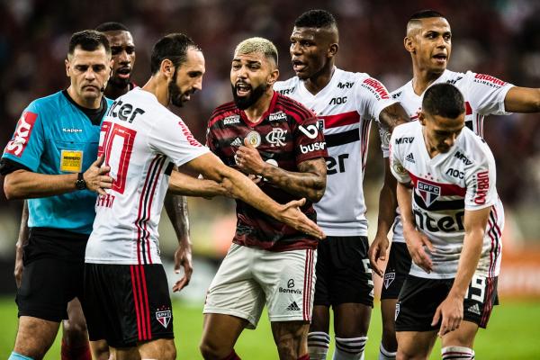 Juanfran reclama com Gabigol em Flamengo x S&atilde;o Paulo.(Imagem:Jorge R Jorge/BP Filmes)