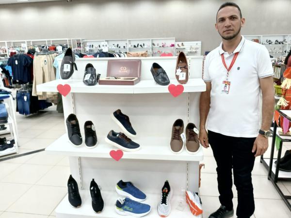 Wagner, chefe do setor de confec&ccedil;&otilde;es.(Imagem:FlorianoNews)