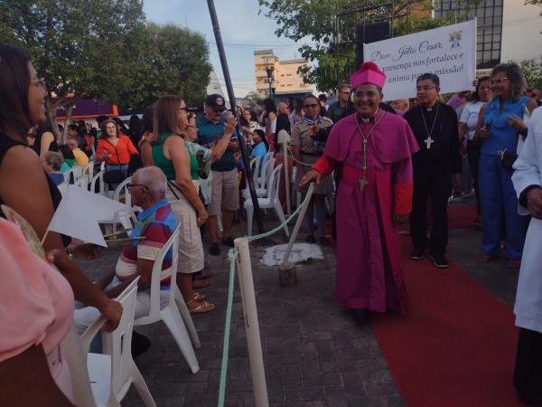 Dom J&uacute;lio C&eacute;sar &eacute; empossado novo bispo da Diocese de Floriano.(Imagem:FlorianoNews)