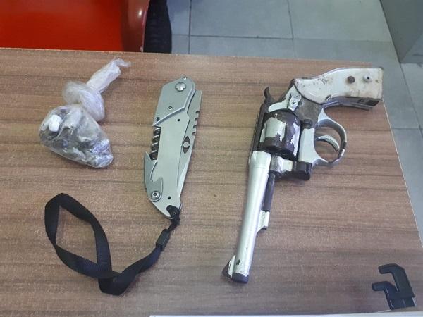 PM registra apreensão de arma e droga, e furto de motocicleta em Floriano