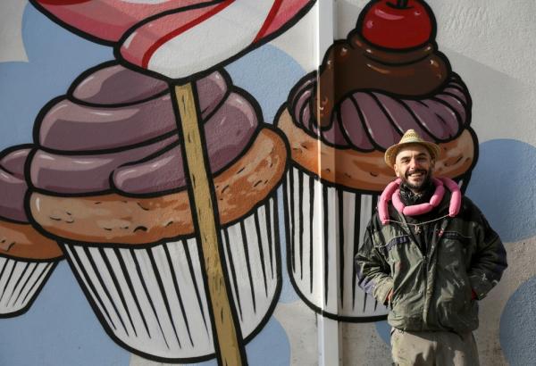 Artista de rua italiano enfrenta racismo transformando suásticas em cupcakes