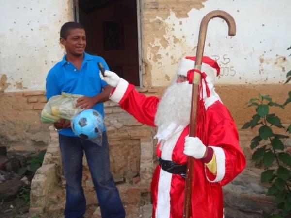Papai Noel entrega brinquedos e cestas b&aacute;sicas em Floriano. (Imagem:FlorianoNews)