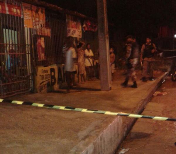 Briga de vizinhos termina com casal homossexual morto a tiros no Piauí
