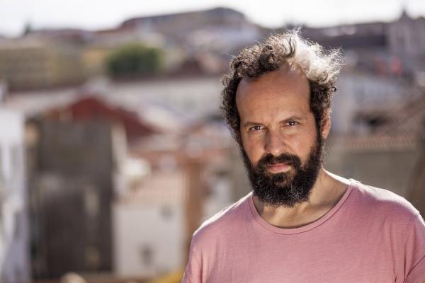 Momo põe Trem da paz nos trilhos digitais com a habitual serenidade
