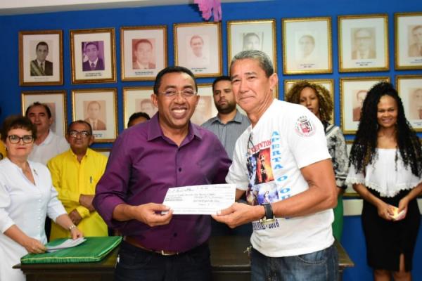 Agremiações carnavalescas de Floriano recebem repasse financeiro para Carnaval 2020