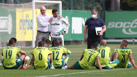 Escalação do Palmeiras: em dia de reunião, Luan e Gabriel Veron participam de treino com bola