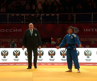 Na Rússia, Sarah Menezes é eliminada na estreia e contesta punição