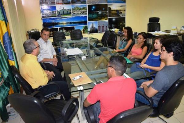 Professor e Acad&ecirc;micos dos Cursos de Administra&ccedil;&atilde;o e Biologia da UFPI apresentam projeto voltado para catadores de lixo.(Imagem:Secom)