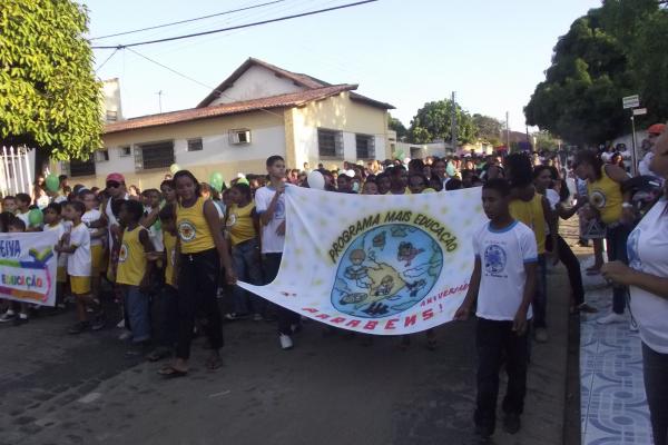 Caminhada com alunos do Programa Mais Educa&ccedil;&atilde;o.(Imagem:FlorianoNews)