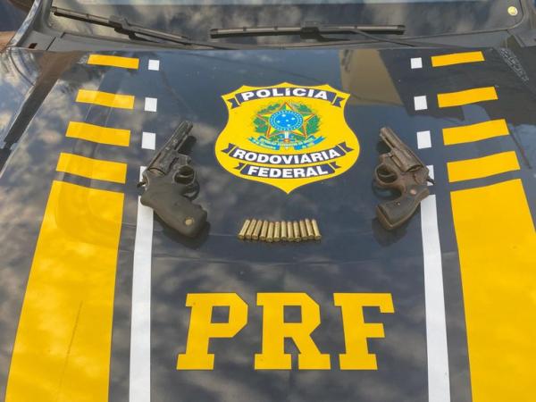 PRF recupera veículo roubado e prende três homens acusados do crime de Porte Ilegal de Arma de Fogo