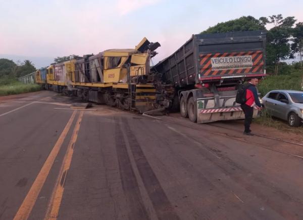 Maquinista morre ap&oacute;s colis&atilde;o entre trem e caminh&atilde;o.(Imagem:Divulga&ccedil;&atilde;o /PRF)