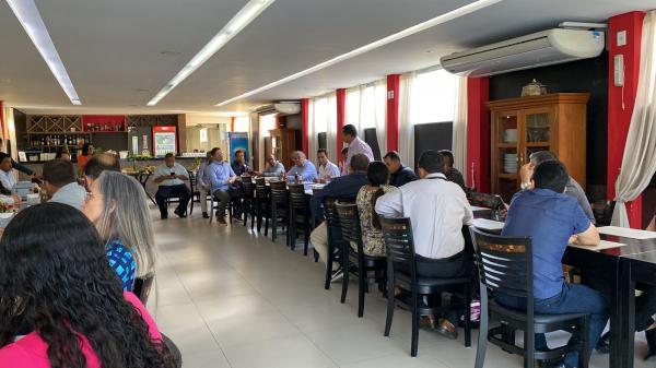 Prefeito e lideran&ccedil;as se re&uacute;nem para discutir preparativos do culto em a&ccedil;&atilde;o de gra&ccedil;as em Floriano.(Imagem:Divulga&ccedil;&atilde;o)