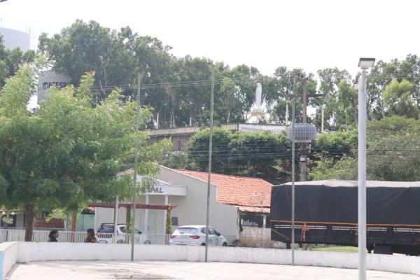 Est&aacute;tua fica localizada em mirante (Imagem:Andr&ecirc; Nascimento /g1)