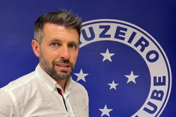 Jovem uruguaio Paulo Pezzolano assina contrato e é o novo treinador do Cruzeiro(Imagem:Reprodução)