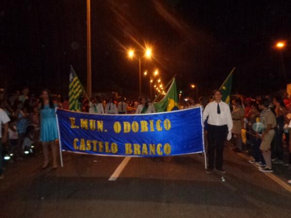 Recorde de p&uacute;blico prestigia desfile c&iacute;vico na Avenida Frei Ant&ocirc;nio Curcio.(Imagem:FlorianoNews)